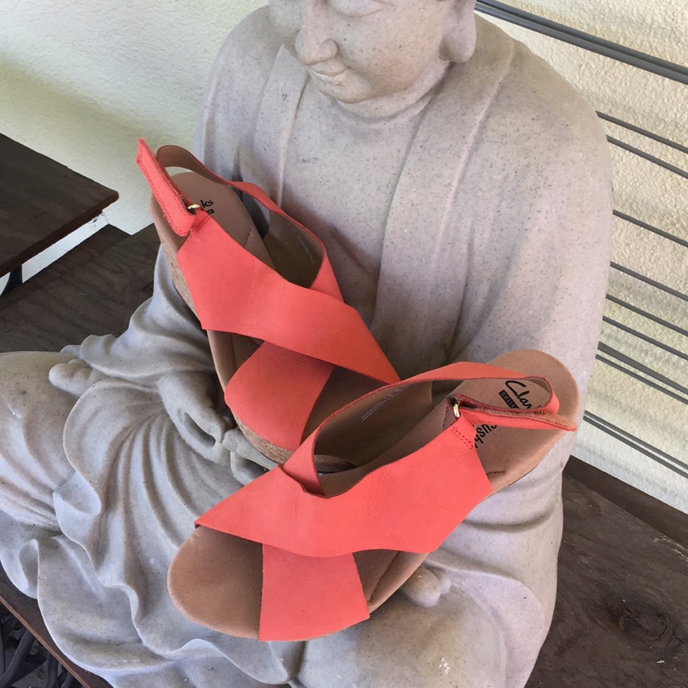 SOLD - Clark’s wedge sandals 👡